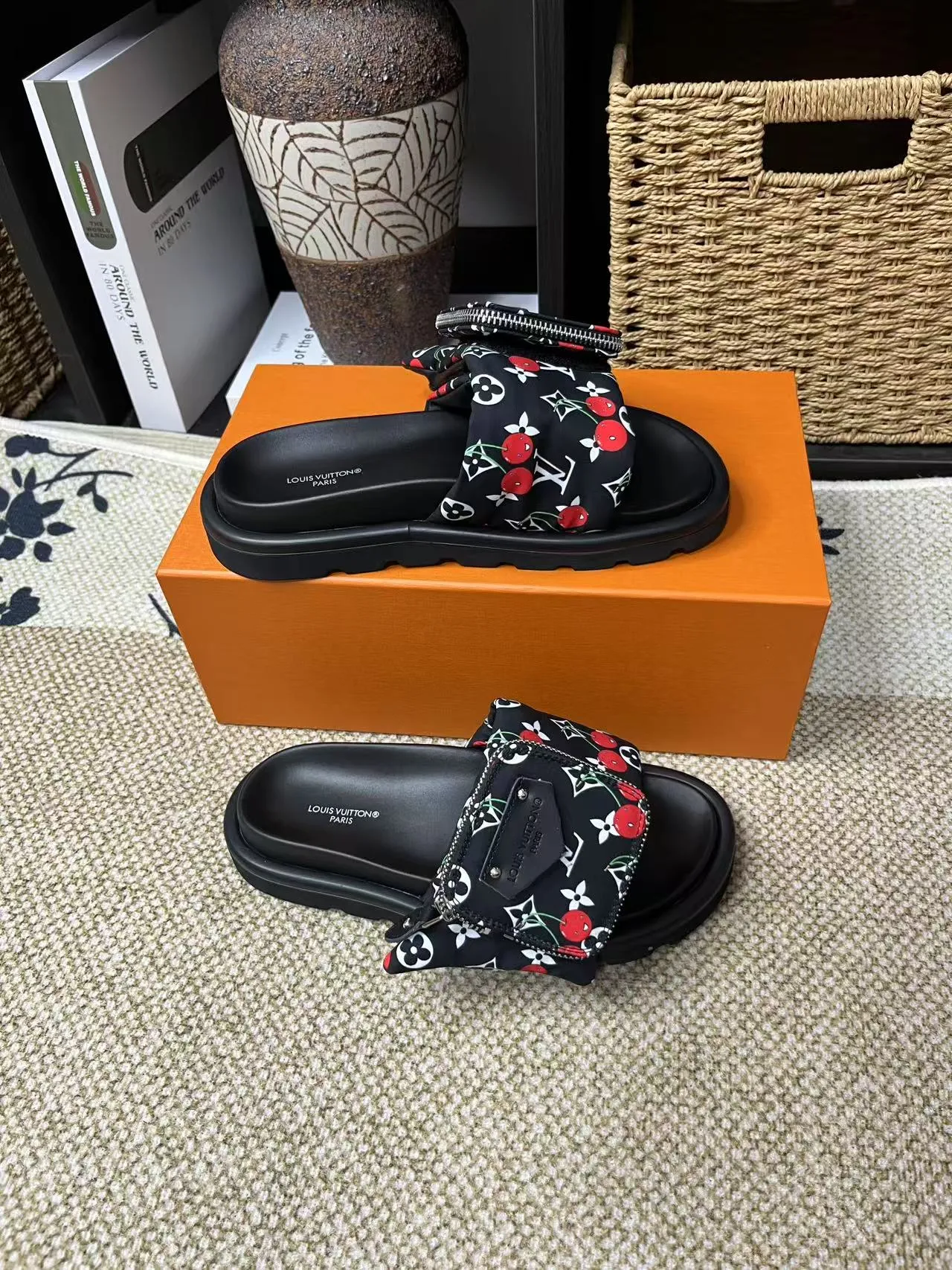 P380 yuan LV Louis Vuitton Full of high-end feel! A popular model among bloggers at home and abroad, it’s retro and fashionable, and looks stunning on your feet! Mainly recommended model on the official website★ ━━━━━ ЅᏇєєt ━━━━━ ▪️Upper: original calfskin ➕5D printing process ▪️Inner: imported mixed sheepskin ▪️Outsole: original molded foam outsole ▪️Size: Female 35-40 Men's 39-44 (women's 41 men's 45)